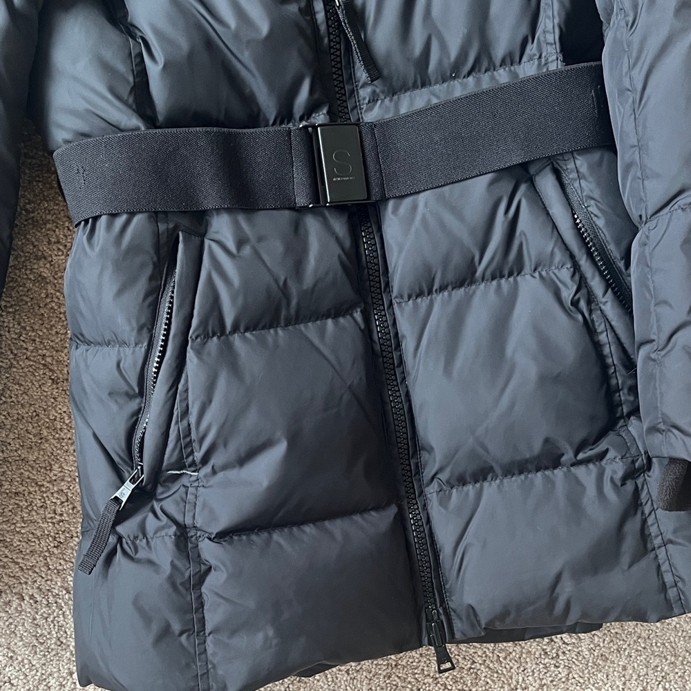 Elegant Black Puffer Jacket with Fur Trim - Picture 5 of 6